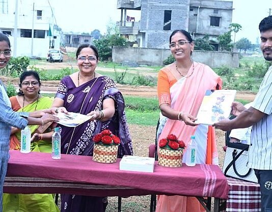 स्पर्धा परीक्षांची पुस्तके वाटून साजरा केला जन्मदिवस