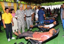 रक्त सांडवणारे हातही जेव्हा रक्तदानासाठी सरसावतात…