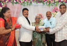 नक्षलग्रस्त भागातील सेवेतून निवृत्त होताना पुस्तकांचे दान