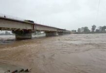 पोलिसांनी वाचविले सती नदीत वाहून जाणाऱ्या व्यक्तीचे प्राण