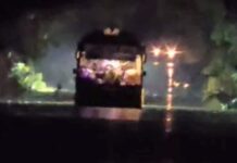 पाण्यात अडकलेल्या दोन बस सुखरूप काढल्या बाहेर