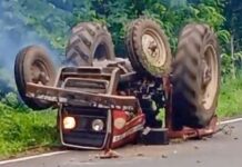 भर रस्त्यावर ट्रॅक्टर उलटून तरुण चालकाचा जागीच मृत्यू