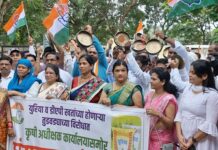 जिल्हा काँग्रेस कमिटीने केला कृषी कार्यालयासमोर घंटानाद