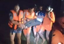 पोलिसांनी अंधारात शोध घेऊन नदीत उडी घेणाऱ्याला वाचवले