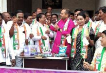 मुख्यमंत्र्यांच्या वाढदिवसाला लॉलीपॉप आणि चॉकलेट वाटप