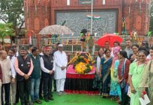 कारगिल विजय दिनानिमित्त भर पावसात श्रद्धांजली समारंभ