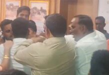 शिवसेनेच्या दोन गटात राडा, एकमेकांच्या अंगावर धावले