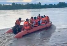 ‘त्या’ शिक्षकांना एसडीआरएफने पुराच्या पाण्यातून काढले बाहेर