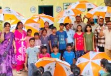 पावसापासून वाचण्यासाठी विद्यार्थ्यांना छत्र्यांचे कवच