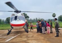 आरोग्य सेविकेला हेलिकॅाप्टरने पोहोचवून दिले उपचार