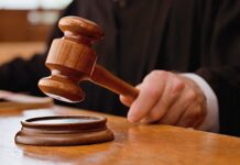 खांबाला बांधून महिलेला काठीने बदडले, पाच जणांना कारावास