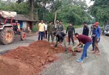 अपघात रोखण्यासाठी मुरुमगाव पोलिसांनी बुजवले मार्गातील खड्डे