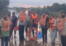 पुराचा वेढा भेदून ‘आपदा मित्र’ ठरले देवदूत; व्यक्तीला जीवदान