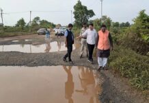 चामोर्शी-गडचिरोली महामार्गावर खड्ड्यांच्या दुरुस्तीला आला वेग