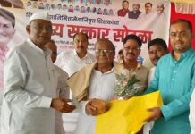 जिल्हा काँग्रेस कमिटीच्या वतीने सेवानिवृत्त शिक्षकांचा सत्कार