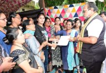 आरमोरीत आ.धर्मरावबाबांची आरोग्य कर्मचाऱ्यांच्या आंदोलनाला भेट