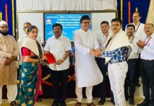 आदर्श महाविद्यालयात गुणवंत विद्यार्थ्यांसह पालकांचाही सत्कार