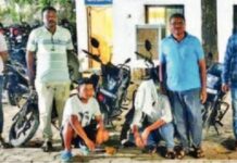 कोंबडा बाजारावरील धाडीत रोख रकमेसह 6 दुचाकी जप्त