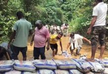 टाकाऊ वस्तू आणि श्रमदानातून केली वनराई बंधाऱ्यांची निर्मिती