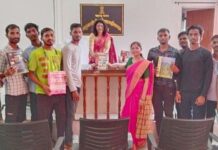 पोलिस भरतीची तयारी करणाऱ्या कोंढाळाच्या तरुणांना पुस्तके भेट