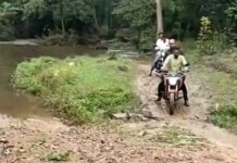 नाल्याच्या पाण्यातून दुचाकीने जात सीईओंची अतिदुर्गम गावाला भेट