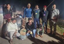 दुचाकीवरून दारूची वाहतूक करणाऱ्या तिघांना पकडले