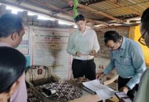 जिल्हाधिकाऱ्यांनी दिली येणापूरच्या रेशन दुकानाला आकस्मिक भेट