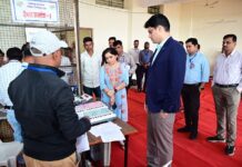 जिल्हाधिकाऱ्यांनी केली मतदान यंत्रांच्या कार्यपद्धतीची तपासणी