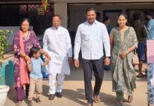 दोन माजी खासदारांसह सर्व नेतेमंडळींचे सहकुटुंब मतदान