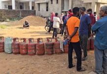 गॅस सिलींडरसाठी गडचिरोलीत लागताहेत ग्राहकांच्या लांब रांगा