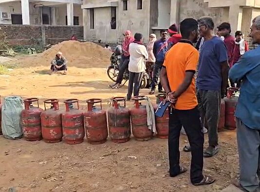 गॅस सिलींडरसाठी गडचिरोलीत लागताहेत ग्राहकांच्या लांब रांगा