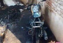 खरपुंडीत अचानक लागलेल्या आगीत दुचाकी जळून खाक