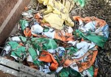 ध्वजसंहिता बासनात गुंडाळून कापडी राष्ट्रध्वज फेकले कचऱ्यात
