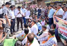 अहेरीच्या मुख्य रस्त्यासाठी भाजपचे चक्काजाम आंदोलन