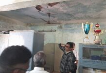 मोडकळीस आलेल्या व जीर्ण झालेल्या शाळांकडे लक्ष द्या