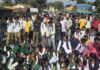बस थांब्याच्या मागणीसाठी विद्यार्थी रस्त्यावर, राष्ट्रीय महामार्ग रोखला