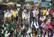 बस थांब्याच्या मागणीसाठी विद्यार्थी रस्त्यावर, राष्ट्रीय महामार्ग रोखला