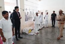 खुल्या कारागृहातील कैद्यांशी जिल्हाधिकाऱ्यांनी साधला संवाद