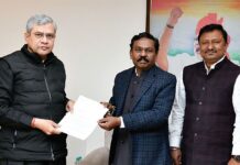 मा.खा.अशोक नेते यांनी घेतली रेल्वेमंत्री अश्विनी वैष्णव यांची भेट