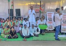 ‘कावड अॅम्ब्युलन्स’ची प्रतिकृती दाखवत काँग्रेसचे धरणे आंदोलन