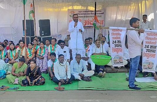 ‘कावड अॅम्ब्युलन्स’ची प्रतिकृती दाखवत काँग्रेसचे धरणे आंदोलन