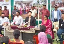 खनिज निधीतून केलेल्या कामांची जिल्हाधिकाऱ्यांनी केली पाहणी