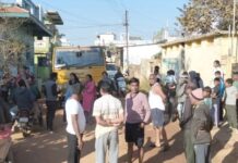 धुळीच्या त्रासाने त्रस्त महिलांनी अडविल्या बांधकामाच्या गाड्या