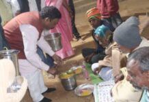 डॅा.अशोक नेते यांनी वाढले नेताजीनगरच्या पंगतीत जेवण