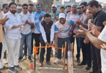 मैत्रीपूर्ण क्रिकेट सामन्यात रमले पत्रकार आणि राजकारणी