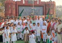 ठिकठिकाणी प्रजासत्ताक दिनी तिरंगा ध्वजाला केले वंदन