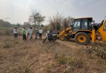 जेसीबी अडवत कुऱ्हाड घेऊन आलेल्या माय-लेकावर गुन्हा