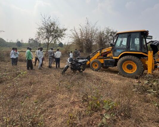 जेसीबी अडवत कुऱ्हाड घेऊन आलेल्या माय-लेकावर गुन्हा