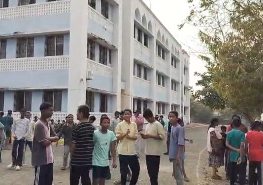 विद्यार्थ्यांना मारहाण करणाऱ्या कर्मचाऱ्यावर अखेर गुन्हा दाखल