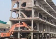 अहेरीतील वादग्रस्त चार मजली इमारत पाडण्यास सुरूवात !